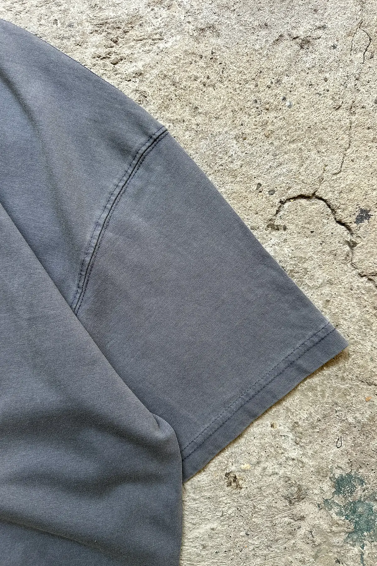 Asit Yıkamalı Antrasit Ortadan Dikişli Oversize Tişört · 4