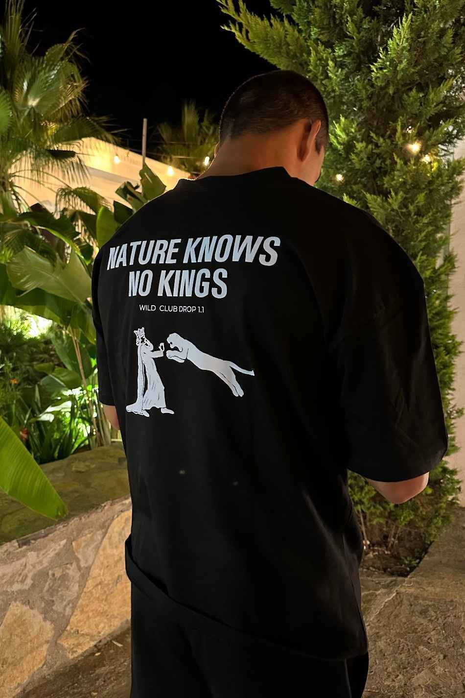 Nature Knows No Kings Siyah Oversize Tişört (1)