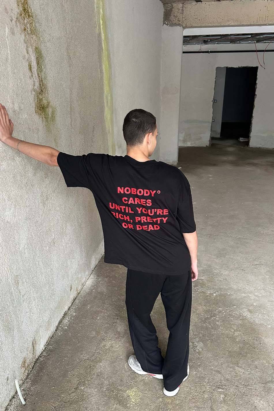 Nobody Cares Baskılı Siyah Oversize Tişört (1)