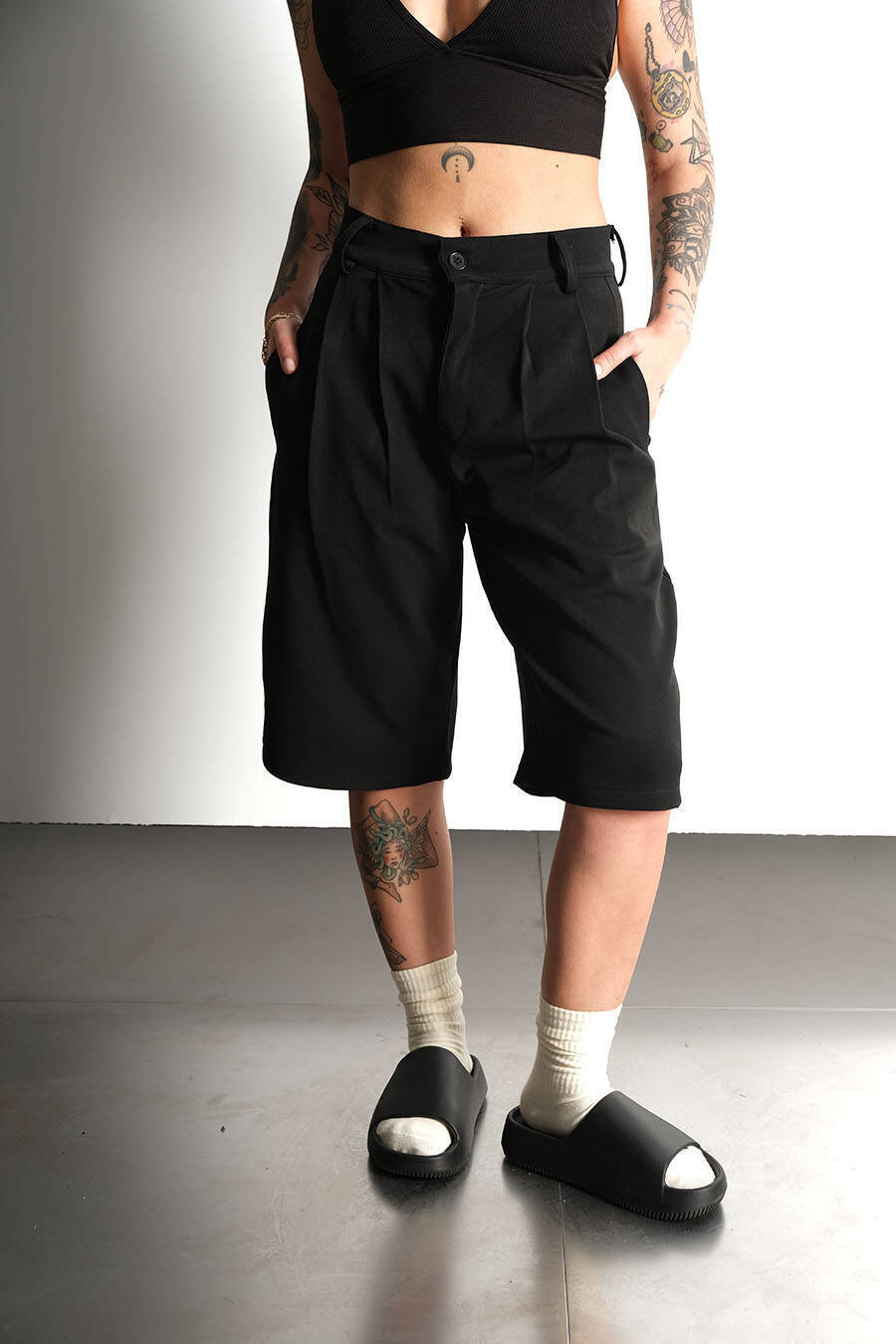 Oversize Bermuda Pileli Siyah Kumaş Şort · 8