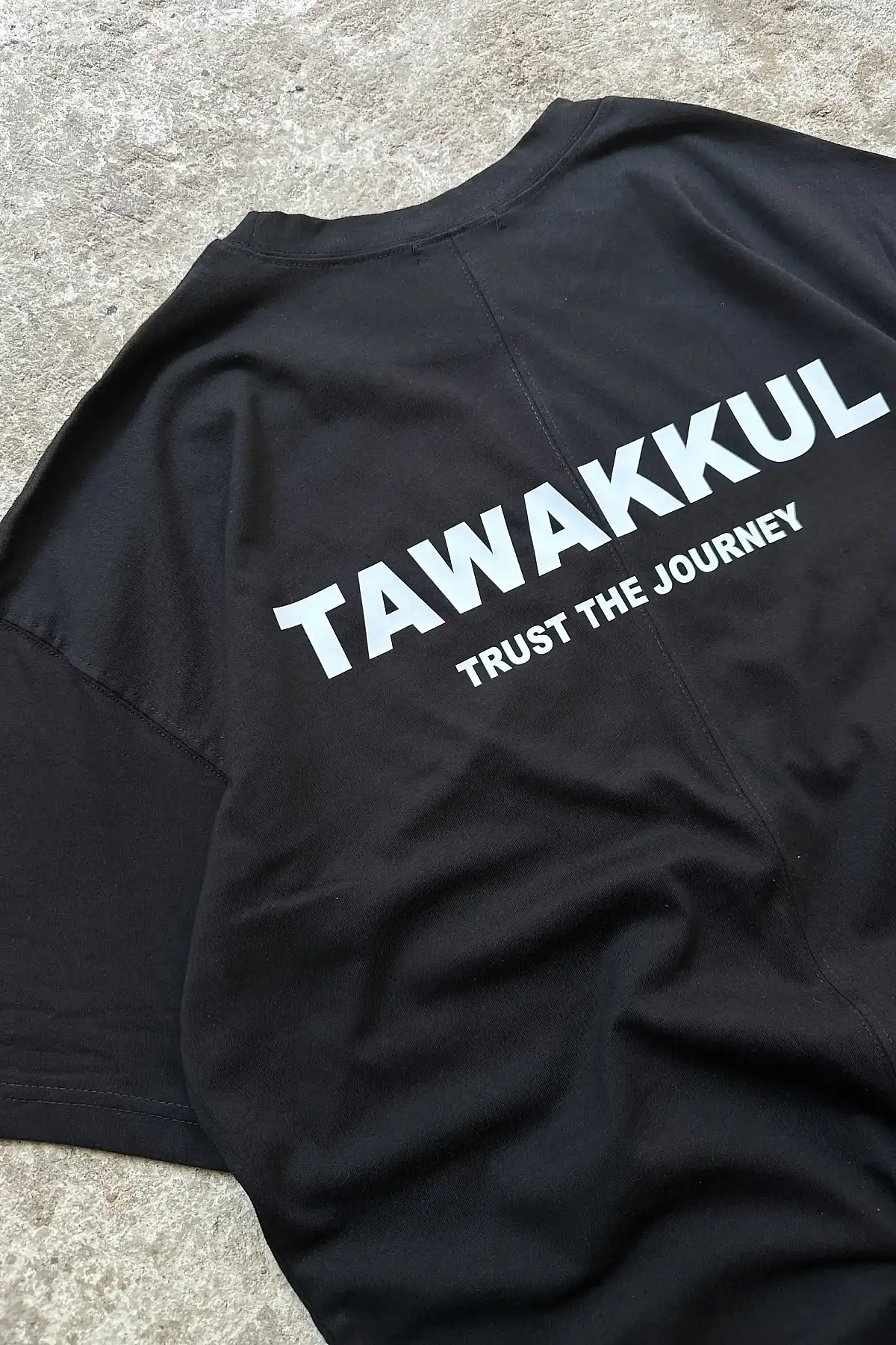 Tawakkul Ortadan Dikişli Oversize Baskılı Siyah Tişört · 3